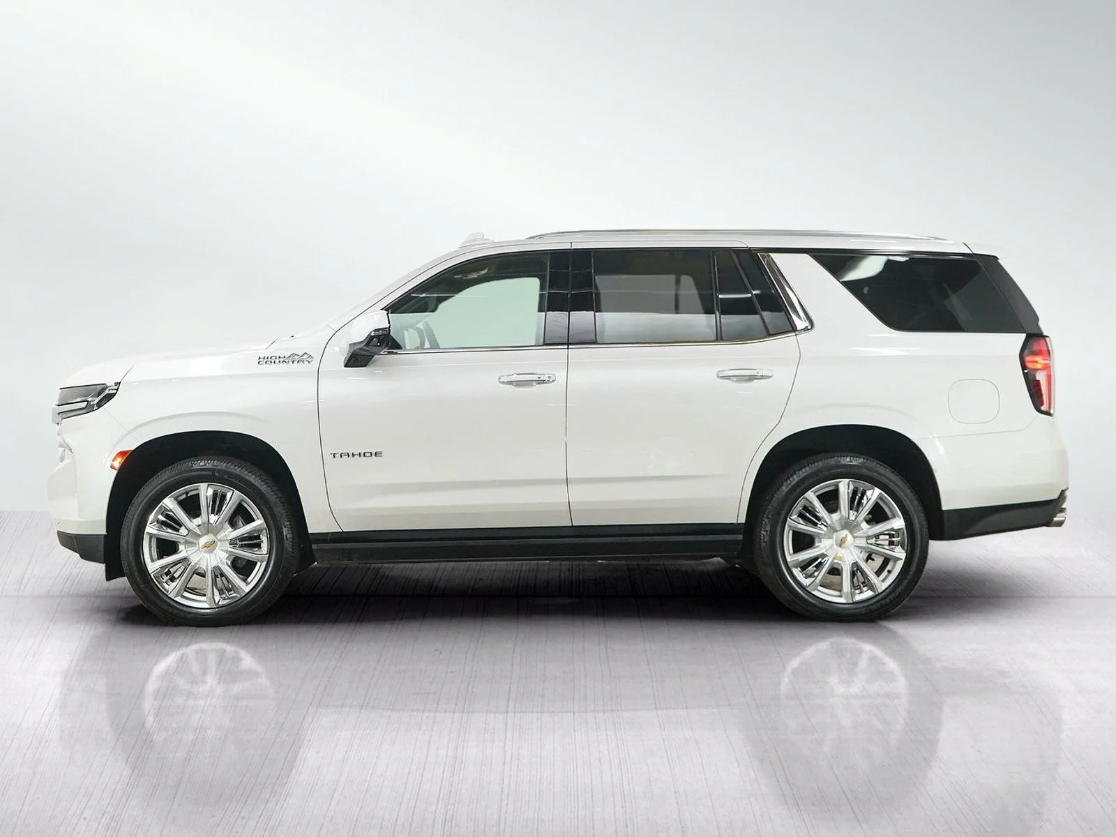 Used 2021 IRIDESCENT PEARL TRICOAT Chevrolet High Country image 2