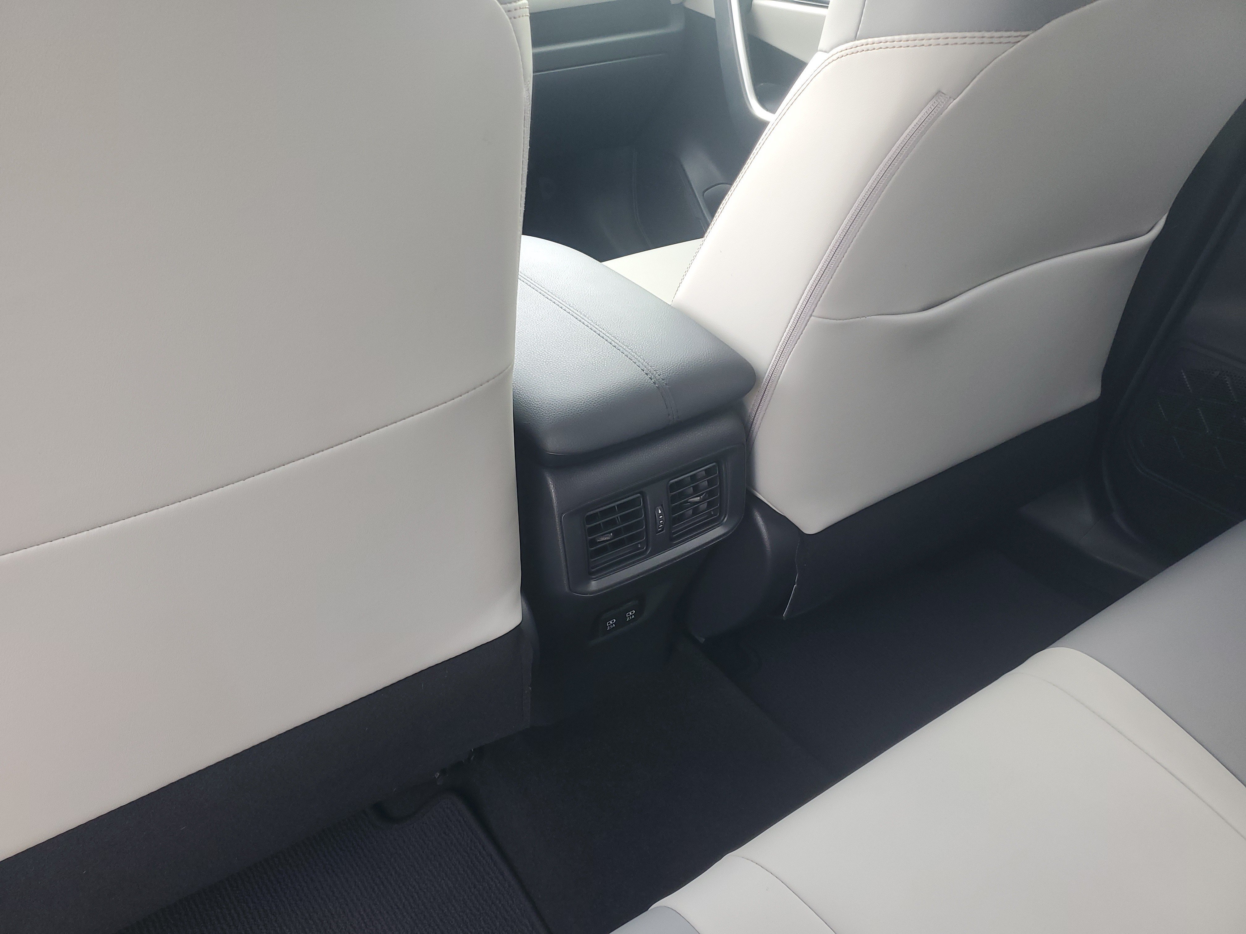 Used 2019 Pearl Toyota XLE Premium image 14