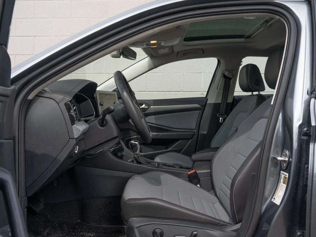 Used 2025 Gray Volkswagen 1.5T SE image 16