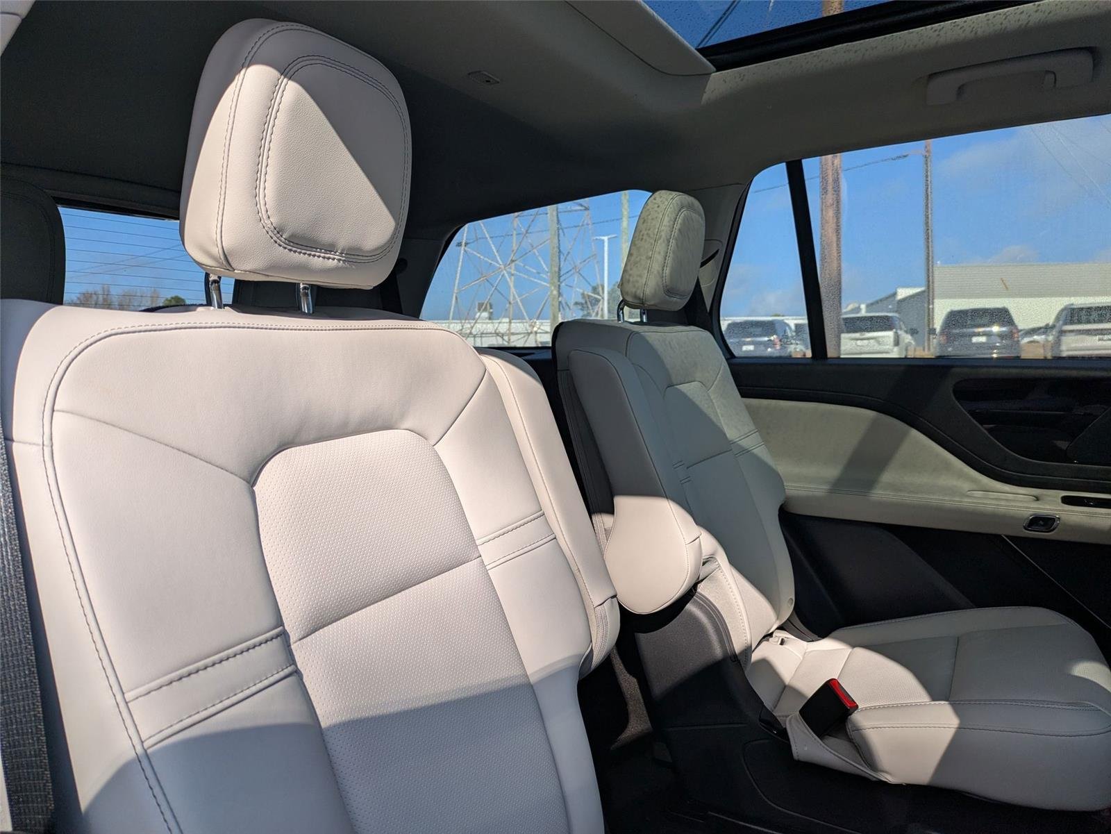 Used 2026 Whisper Blue Metallic Clearcoat Lincoln Premiere image 31