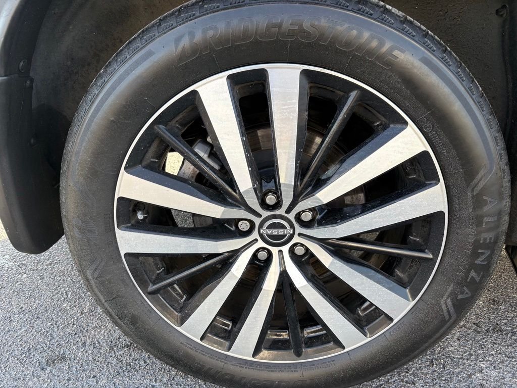 Used 2023 Black Nissan Platinum image 6