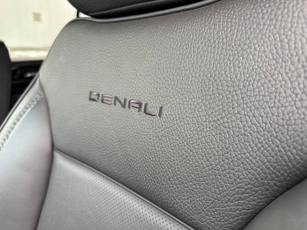 2025 GMC Yukon Denali - Photo 14