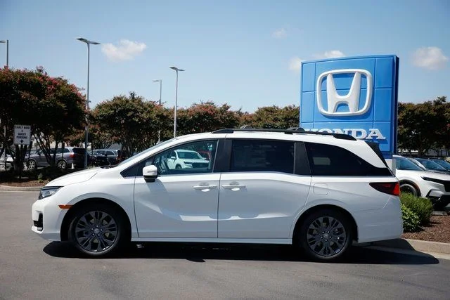 New 2026 Platinum White Pearl Honda Touring image 5