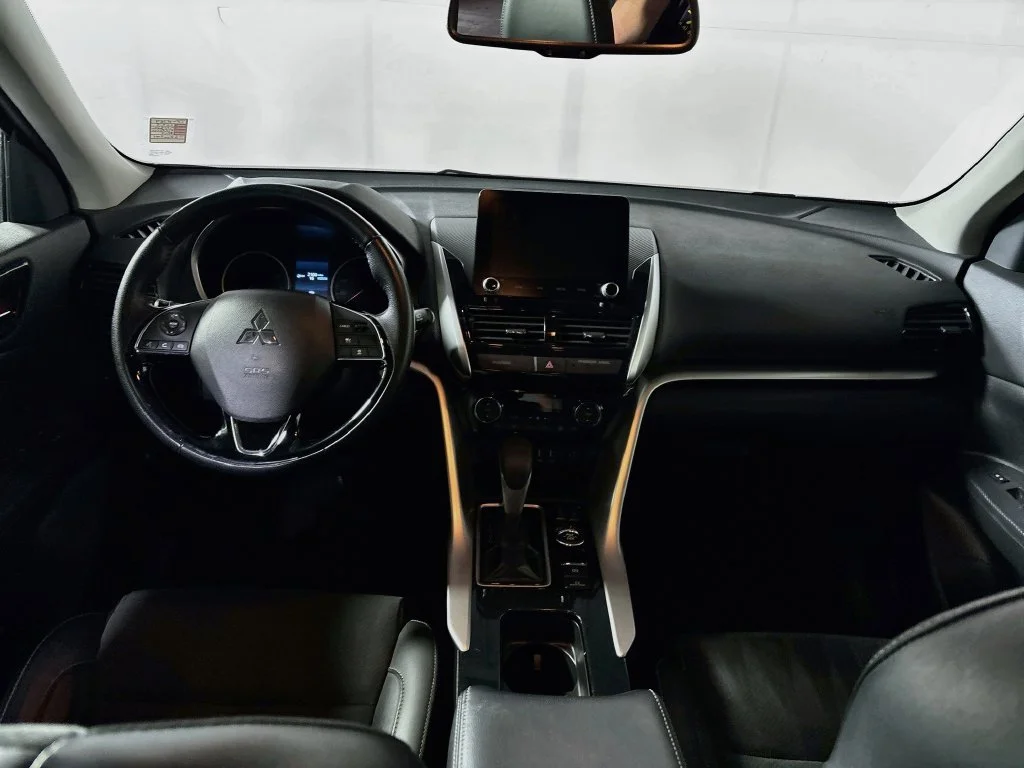 Used 2025 Silver Mitsubishi SE image 12