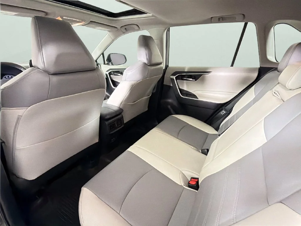 Used 2020  Toyota XLE Premium image 29