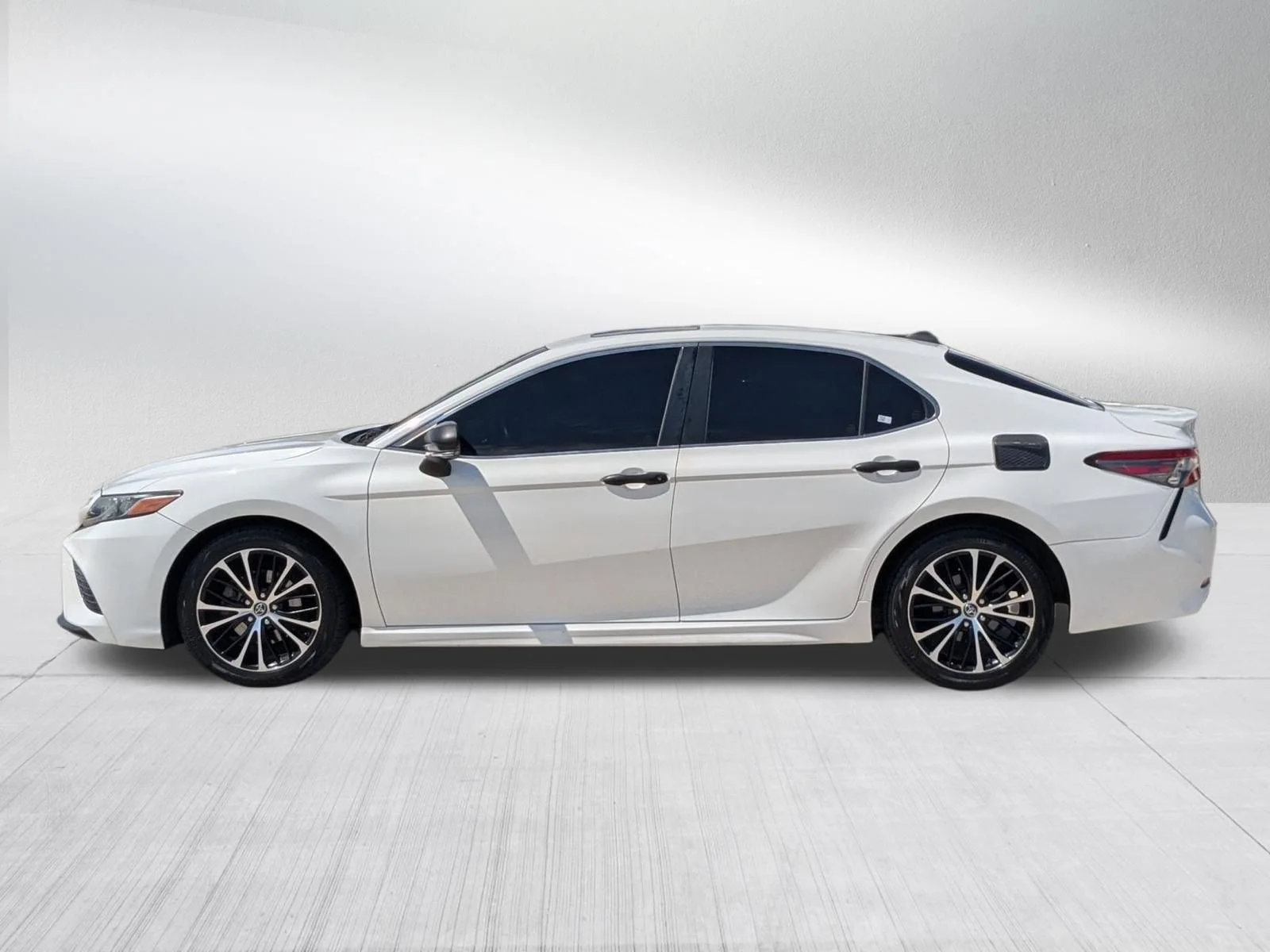 Used 2018 Super White Toyota SE image 2