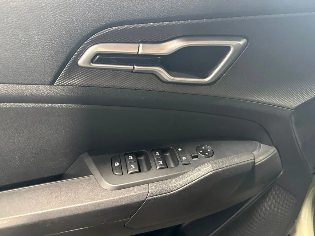 Used 2025 Green Kia LX image 28