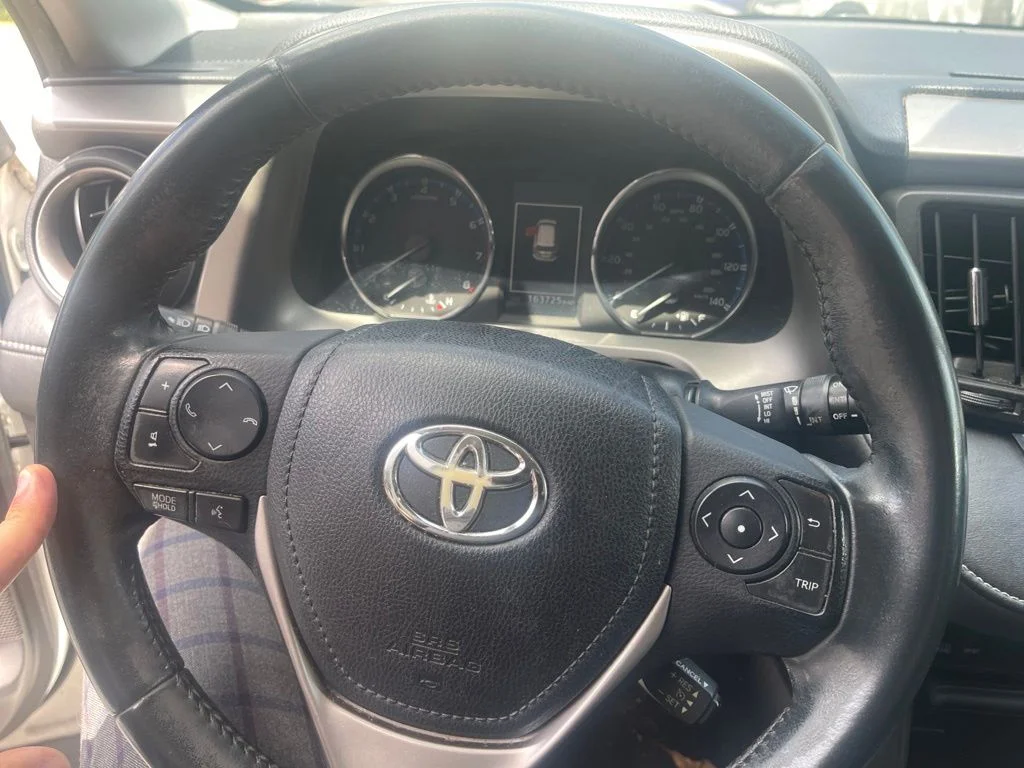 Used 2016 White Toyota XLE image 12