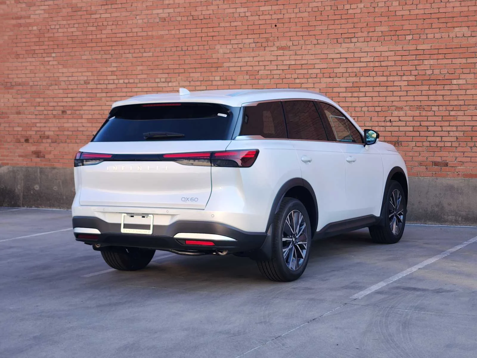 New 2027 RADIANT WHITE INFINITI Luxe FWD image 3
