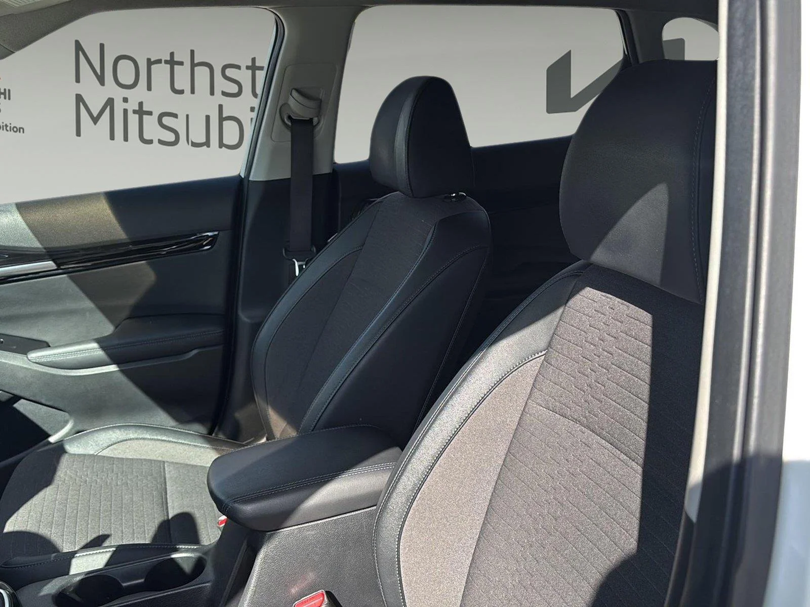 Used 2022 Clear White/Black Roof Kia Nightfall image 30