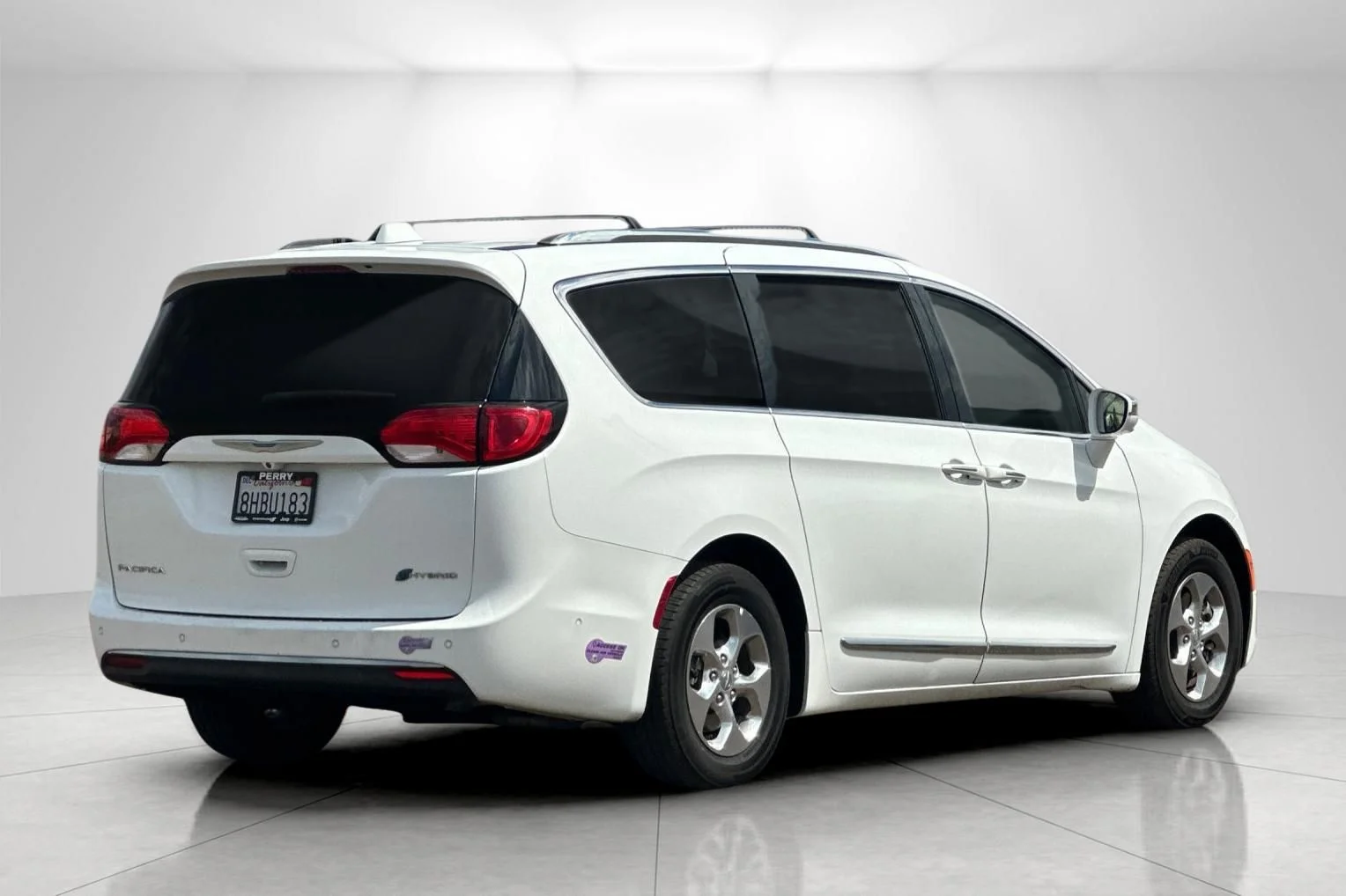 Used 2018 White Chrysler Limited image 3