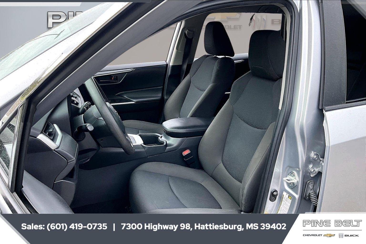 2022 Toyota RAV4 LE - Photo 18