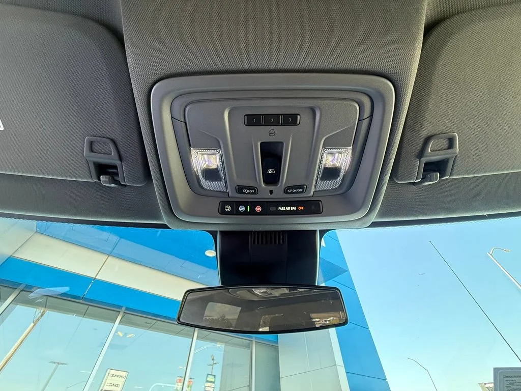 Used 2025 Summit White Chevrolet RST image 30