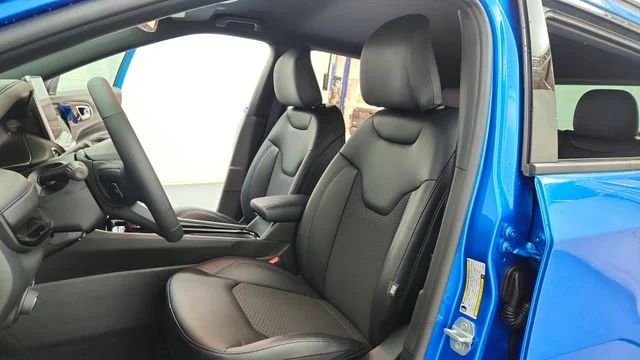 New 2026 Hydro Blue Pearl-Coat Exterior Paint Jeep Latitude image 16