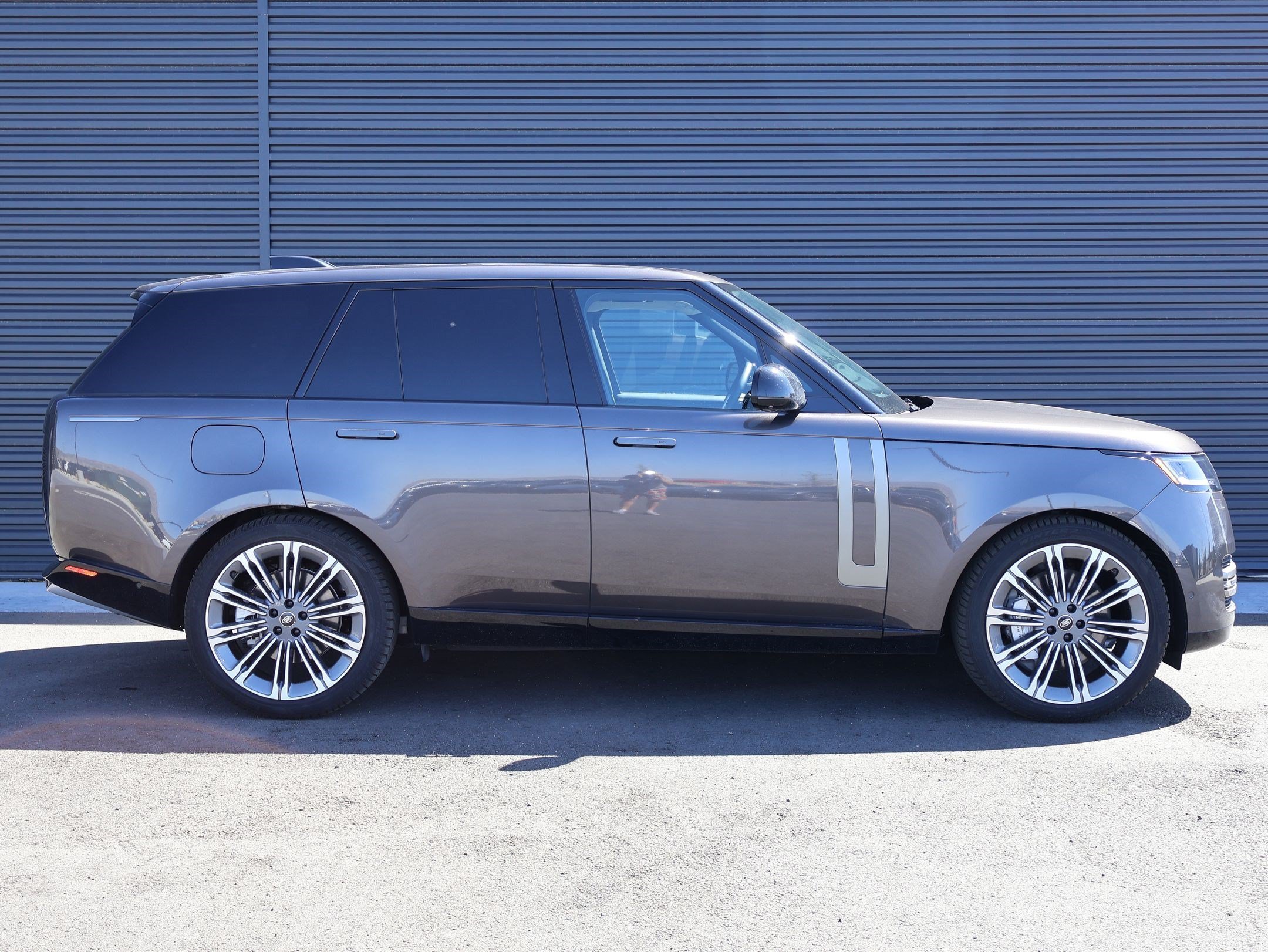 Used 2025 Eiger Grey Metallic Land Rover SE image 11