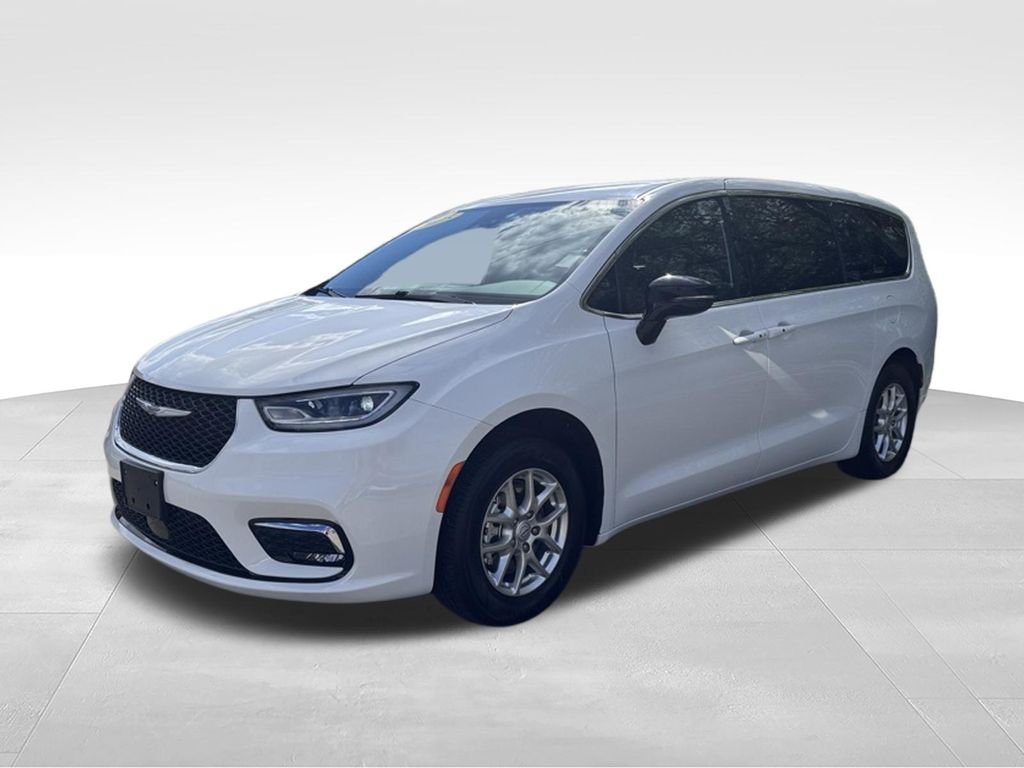 Used 2025 White Chrysler Select image 3