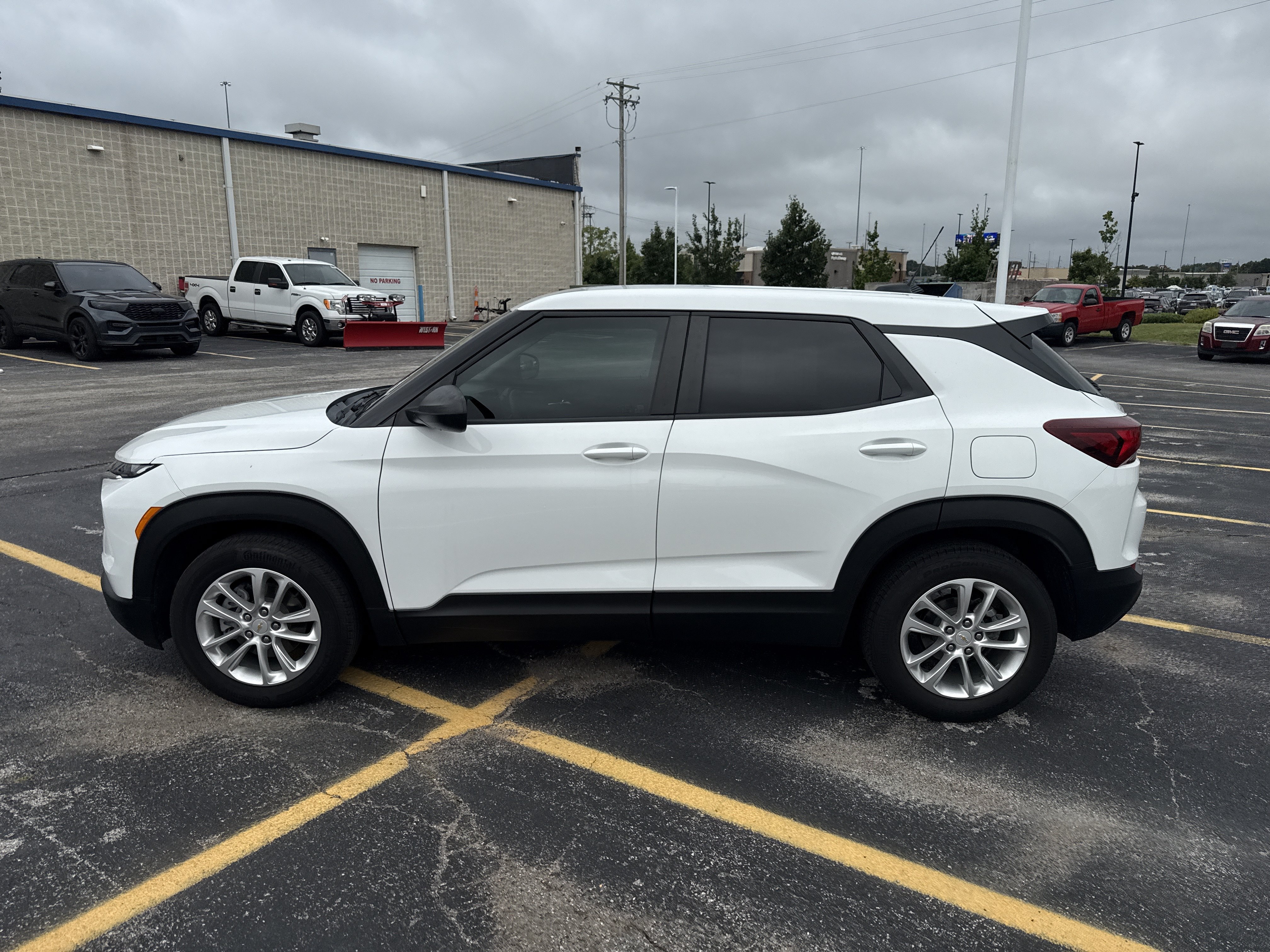Used 2024 Summit White Chevrolet LS image 3