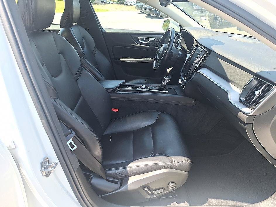 Used 2020 Crystal White Pearl Metallic Volvo Momentum image 21