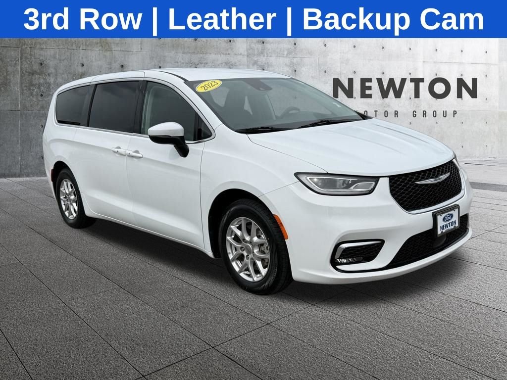 2023 Chrysler Pacifica Touring L's photo