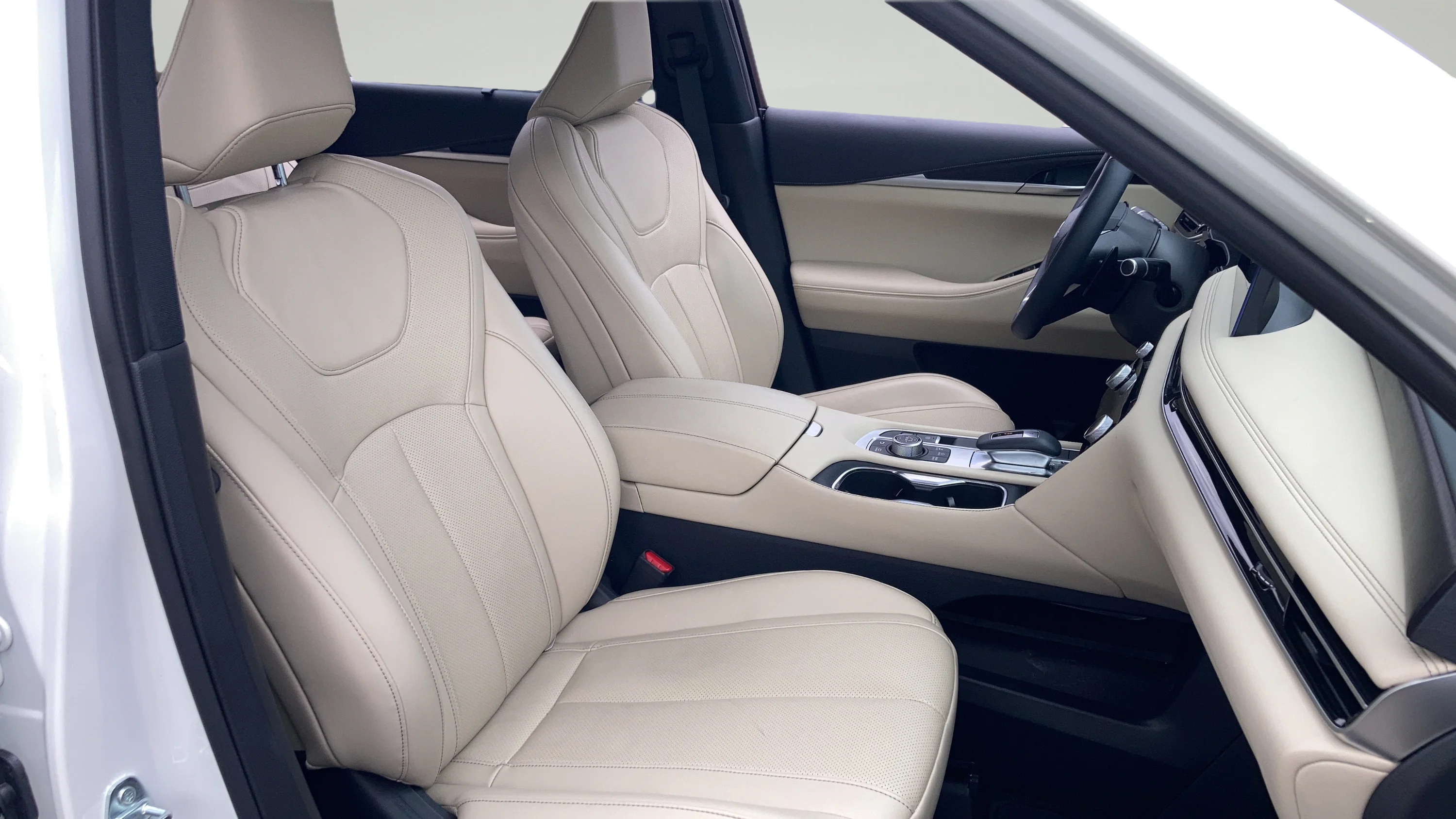 Used 2025 Majestic White INFINITI SENSORY image 13