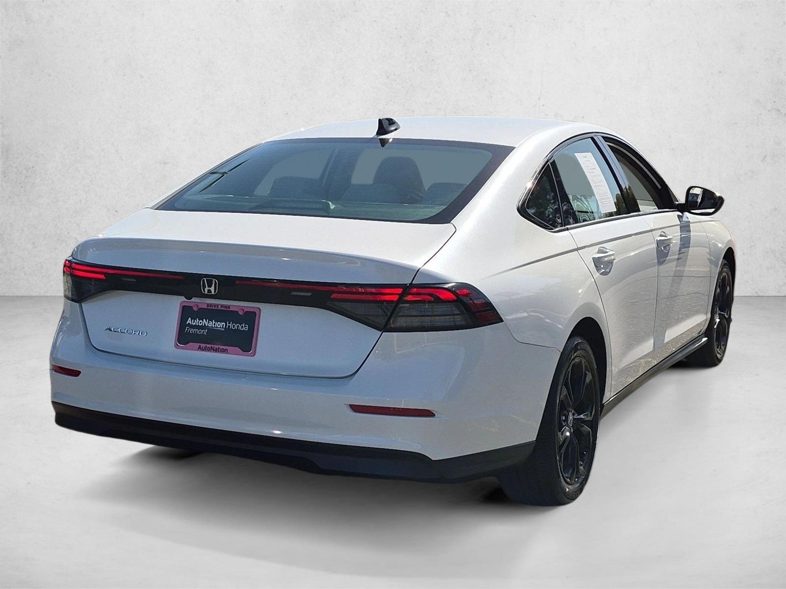 Used 2025 Platinum White Pearl Honda SE image 5