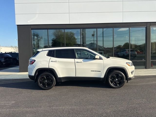 Used 2018 White Clearcoat Jeep Latitude image 2