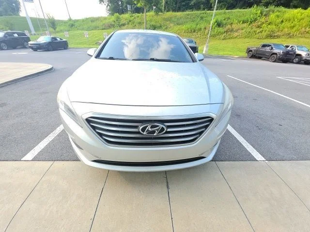 Used 2015 Silver Hyundai SE image 1