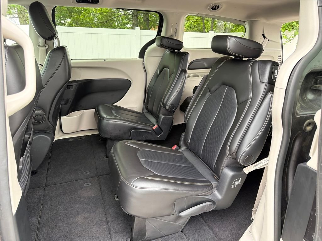 Used 2023 Granite Crystal Metallic Clearcoat Chrysler Touring L image 28