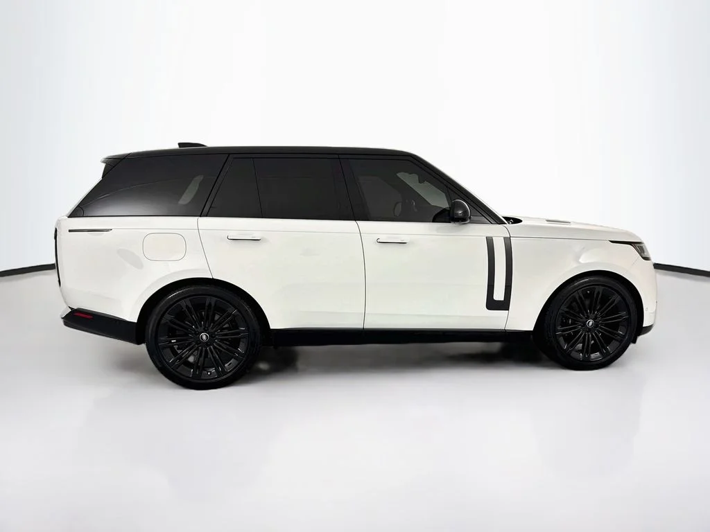 Used 2025 White Land Rover SE image 4