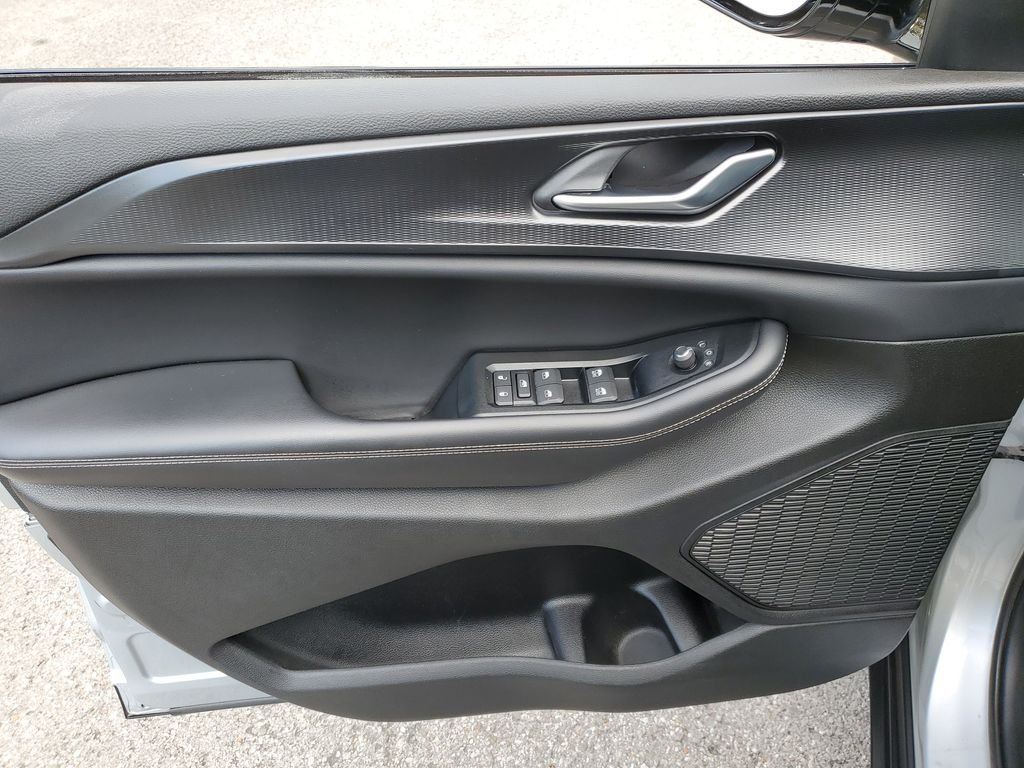 Used 2023 Silver Jeep Altitude image 18
