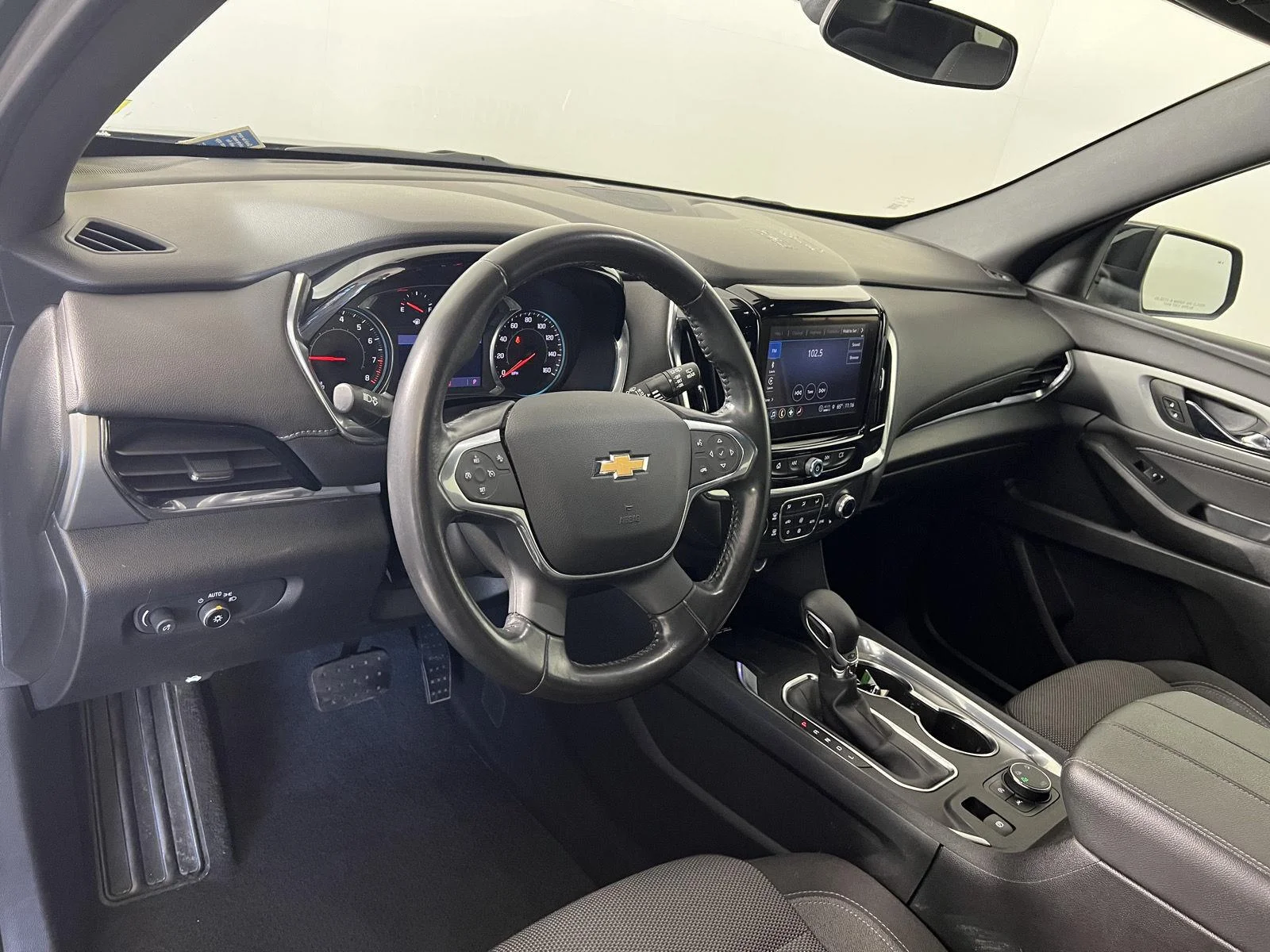 Used 2022 Silver Sage Metallic Chevrolet LT Cloth image 4