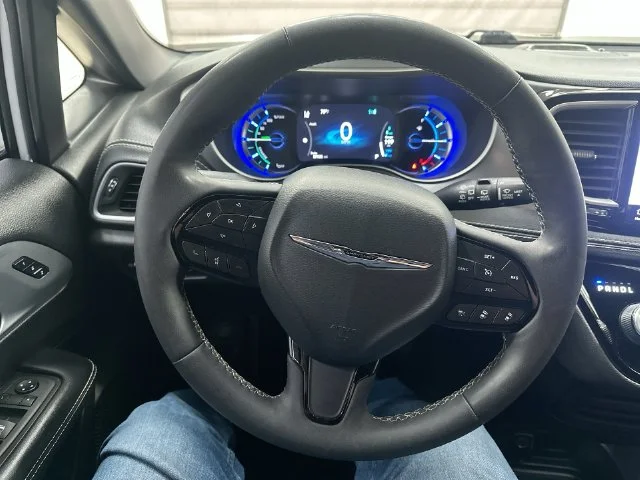 Used 2022 White Chrysler Touring L image 13