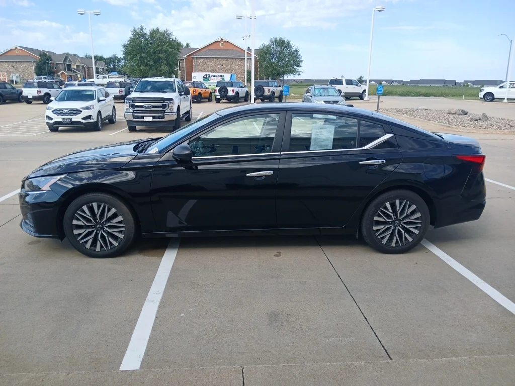 Used 2024 Super Black Nissan 2.5 SV image 5