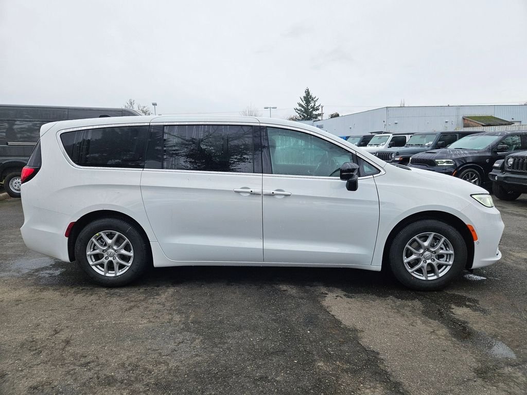 New 2026 Bright White Clear-Coat Exterior Paint Chrysler Select image 8