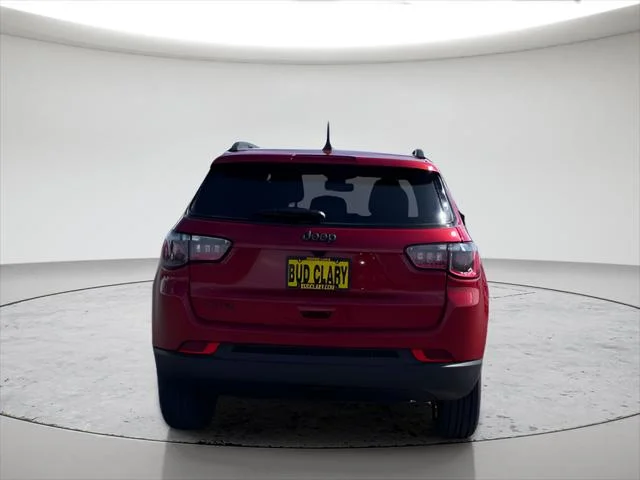 New 2026 Red Hot Pearl-Coat Exterior Paint Jeep Latitude image 4