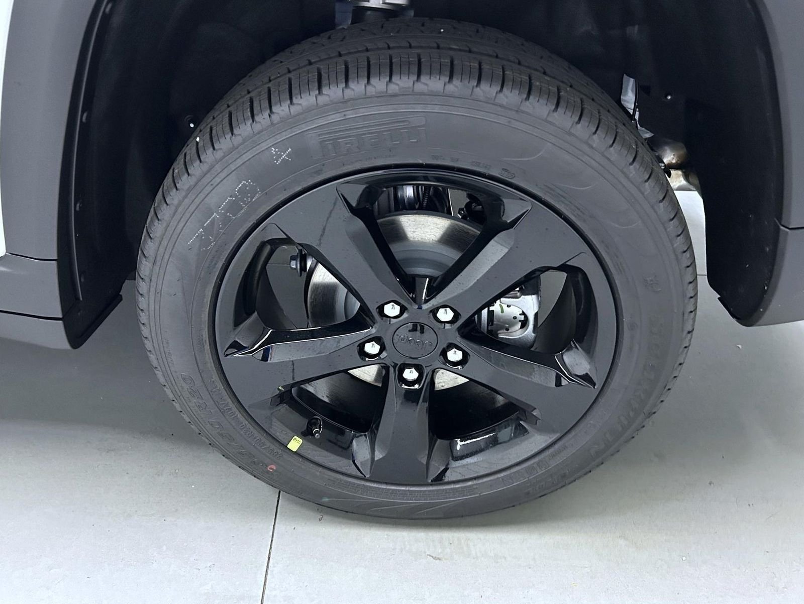 New 2026 Bright White Clear-Coat Exterior Paint Jeep Limited image 22