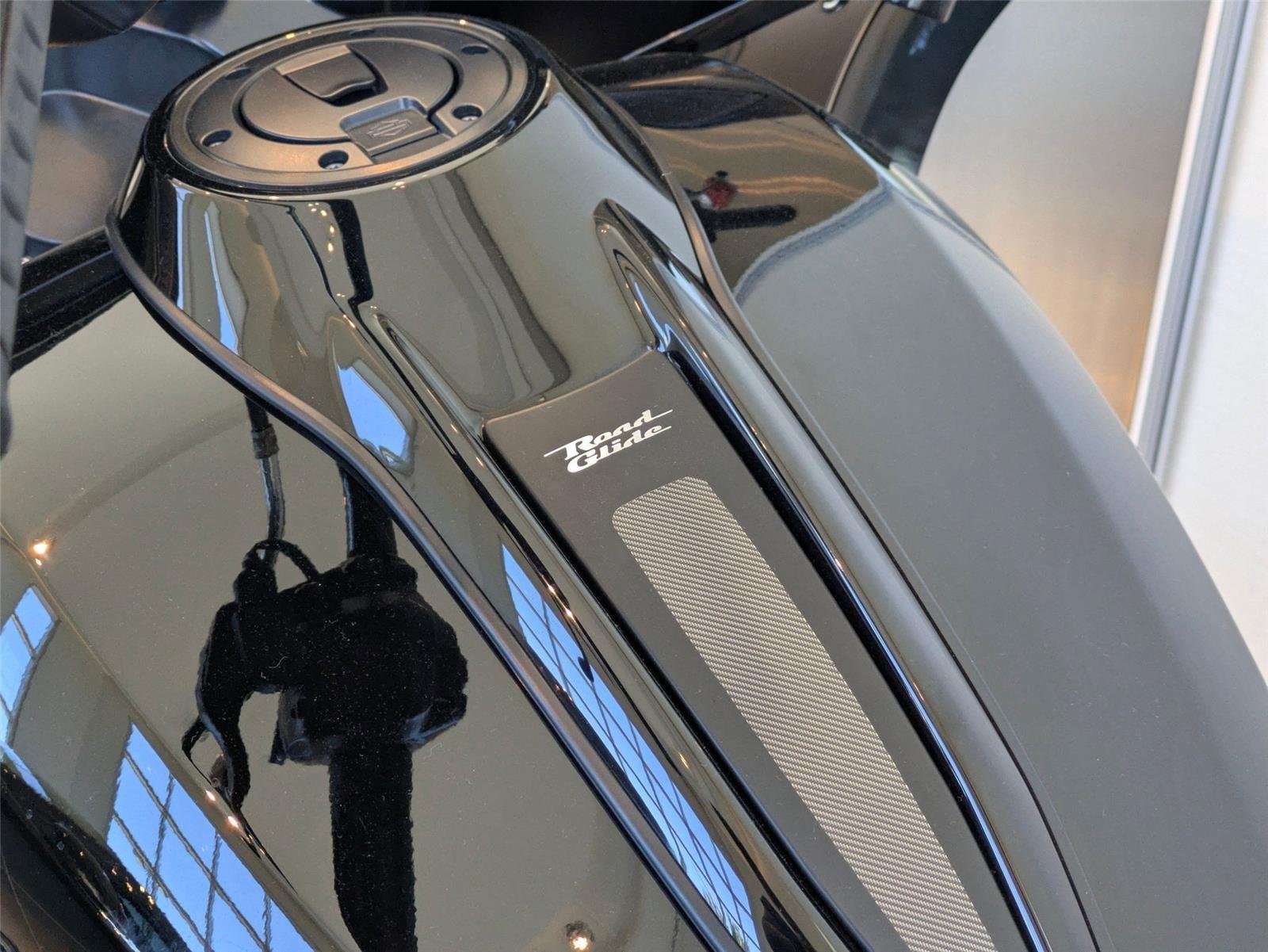 Used 2025 BLACK HARLEY DAVIDSON ROAD GLIDE image 9