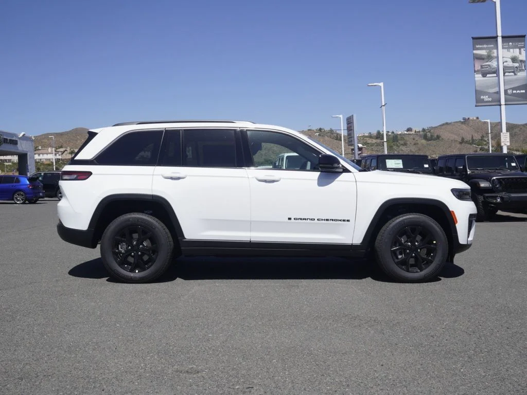 New 2026 Bright White Clear-Coat Exterior Paint Jeep Laredo Altitude image 2