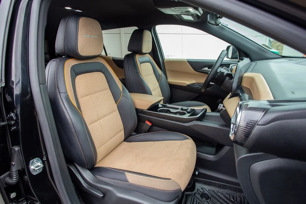 Used 2025 Black Metallic Chevrolet AWD ACTIV image 23