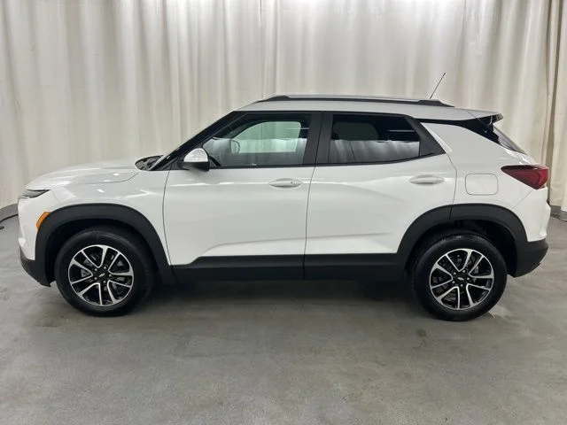 Used 2025 White Chevrolet LT image 3