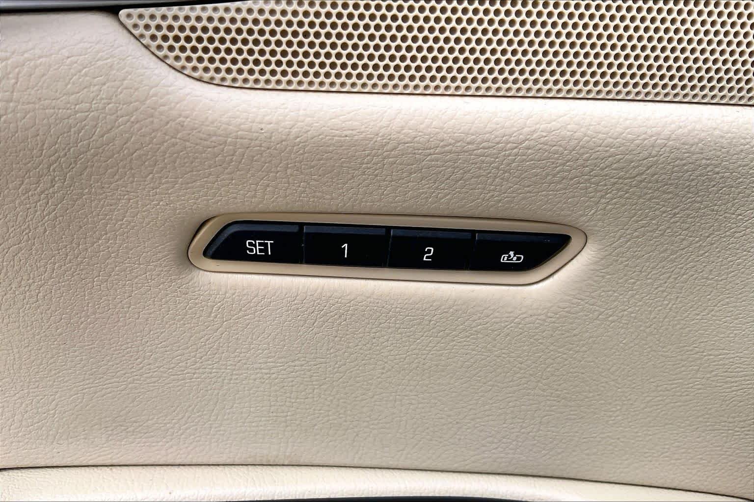 Used 2018 Crystal White Tricoat Cadillac Luxury FWD image 32