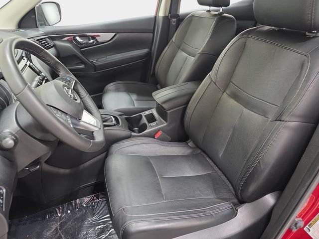 Used 2019 Red Nissan SL image 13
