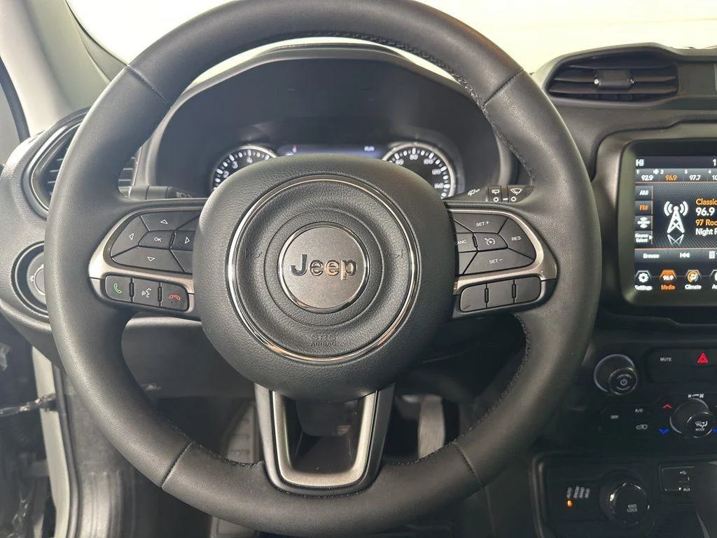 Used 2022 Sting-Gray Clearcoat Jeep Latitude image 13