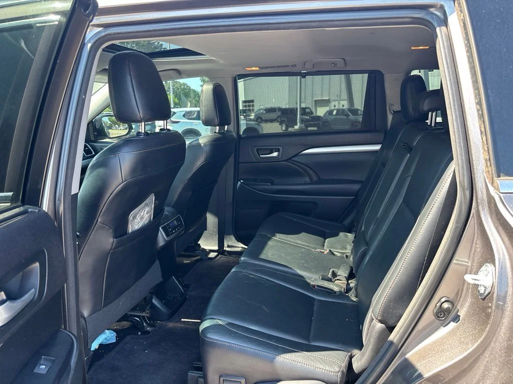Used 2016 Gray Toyota XLE V6 image 7