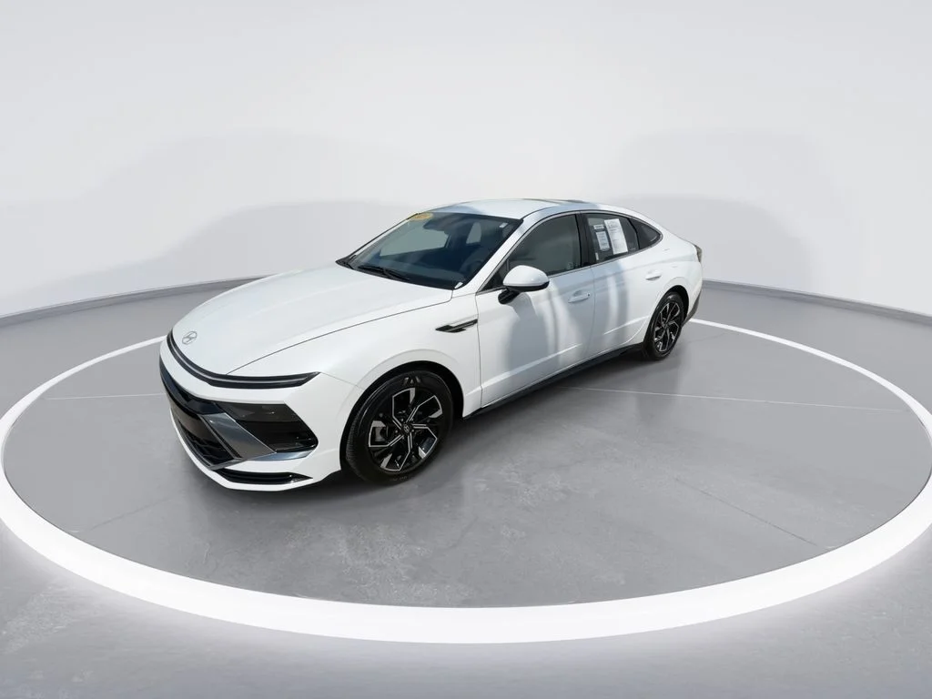 Used 2025 White Hyundai SEL image 4