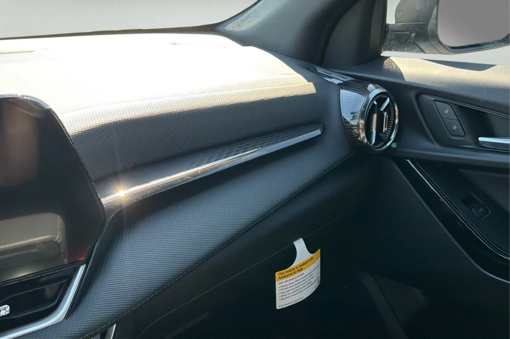 New 2027 Summit White Chevrolet LT image 29