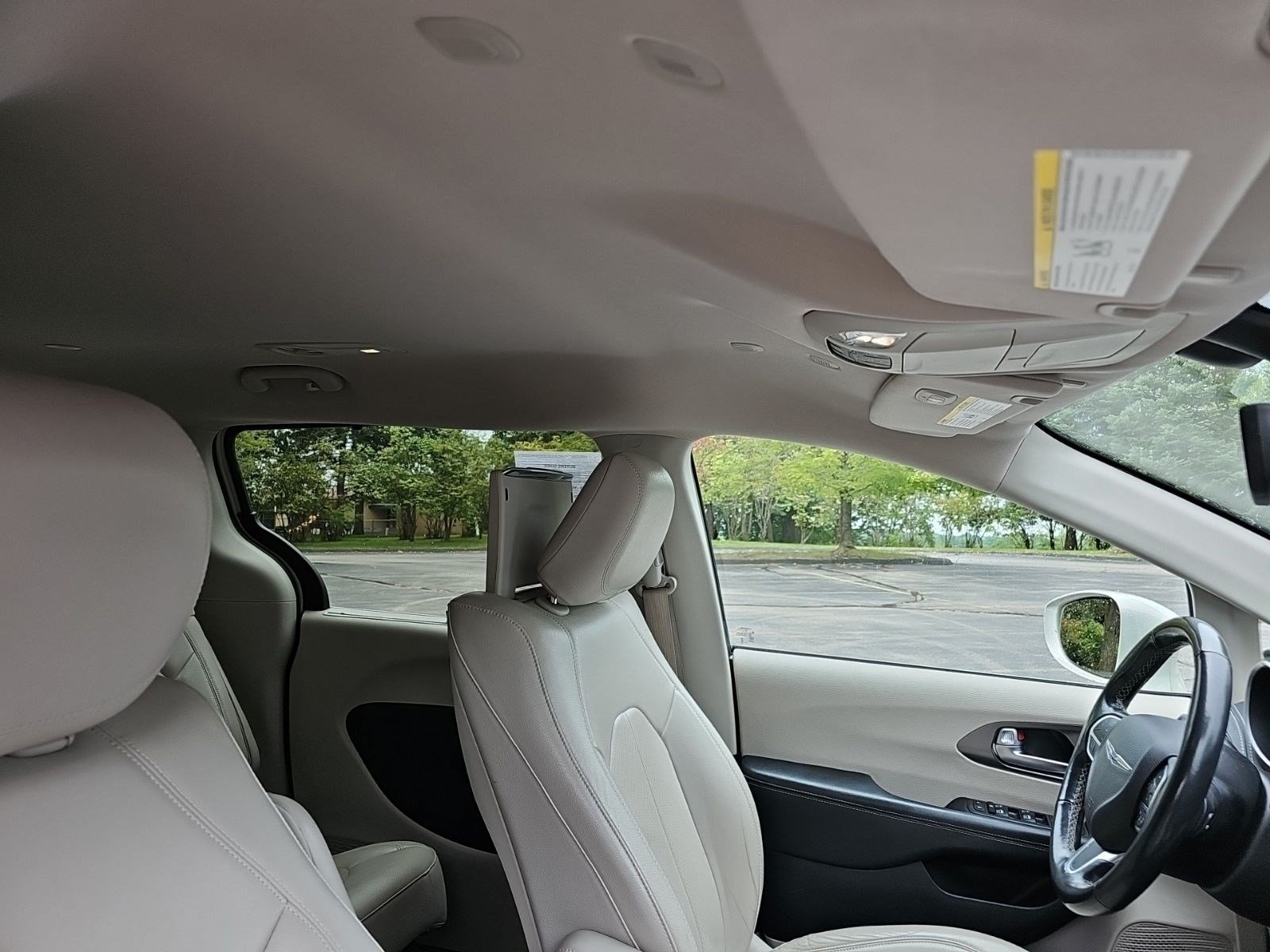 Used 2021 Luxury White Pearlcoat Chrysler Touring L image 12