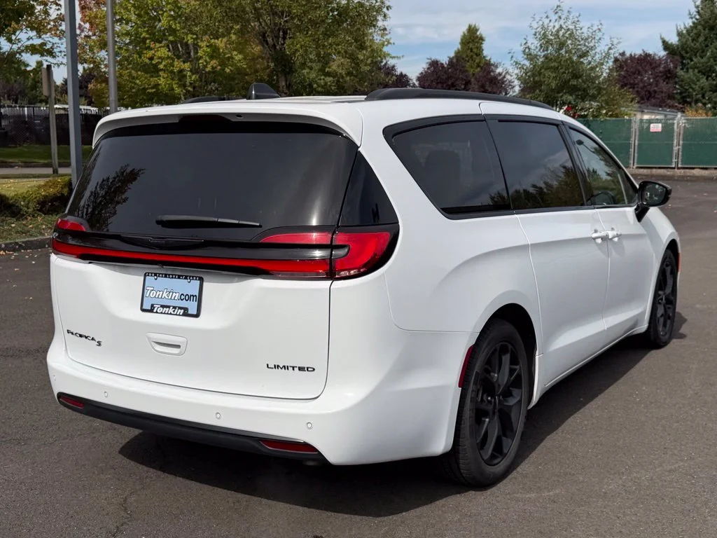 Used 2025 Bright White Clearcoat Chrysler Limited image 8