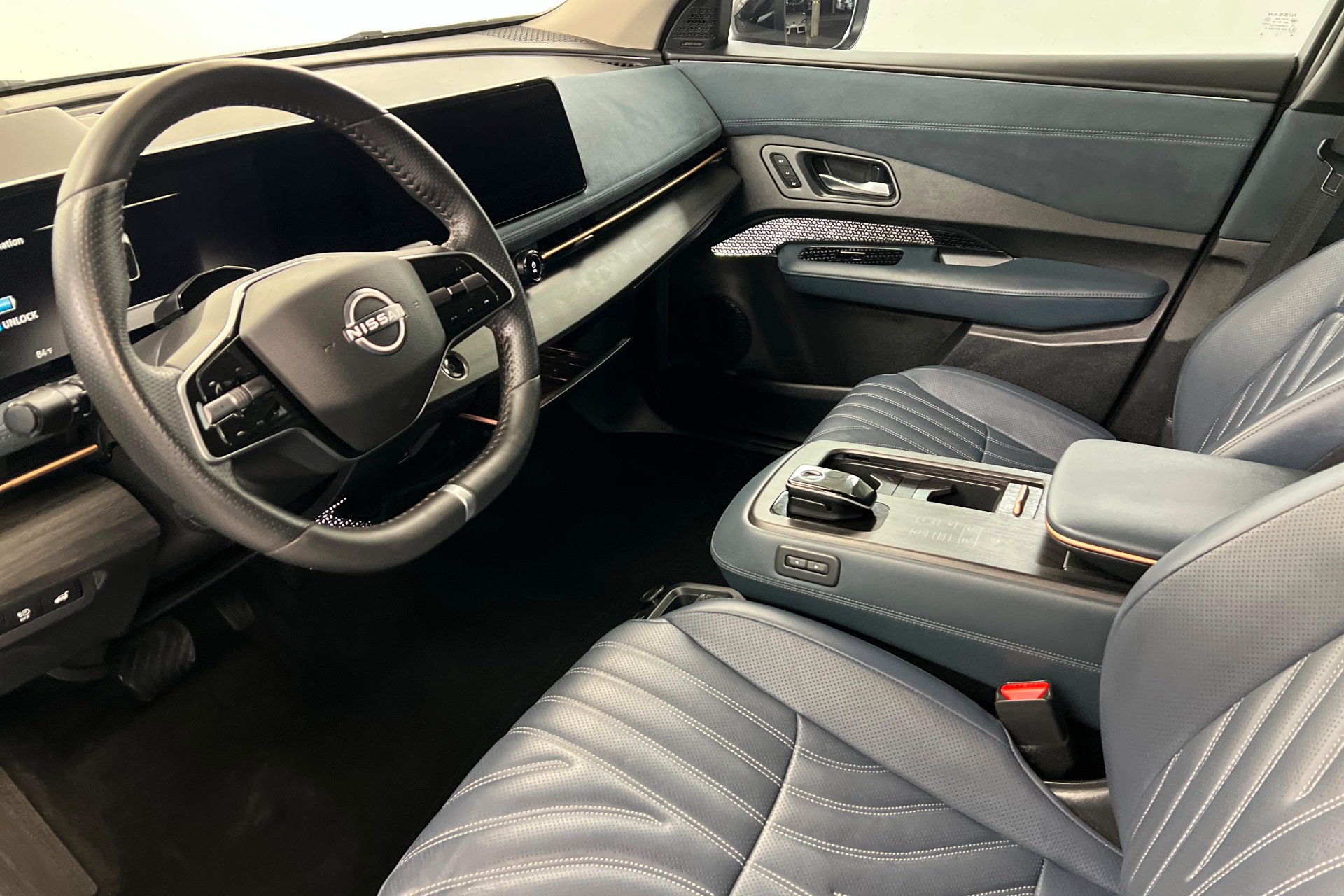 Used 2023 Everest White Pearl Tricoat/Black Diamond Pearl Nissan PLATINUM+ image 16