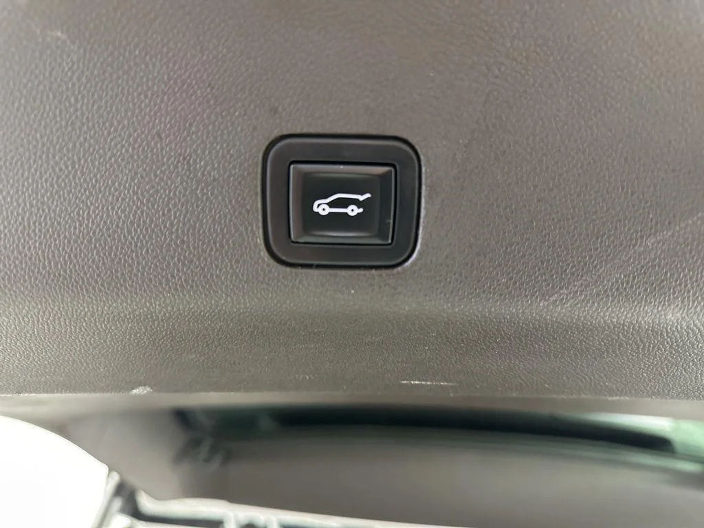 Used 2023 Pearl Chevrolet Z71 image 12